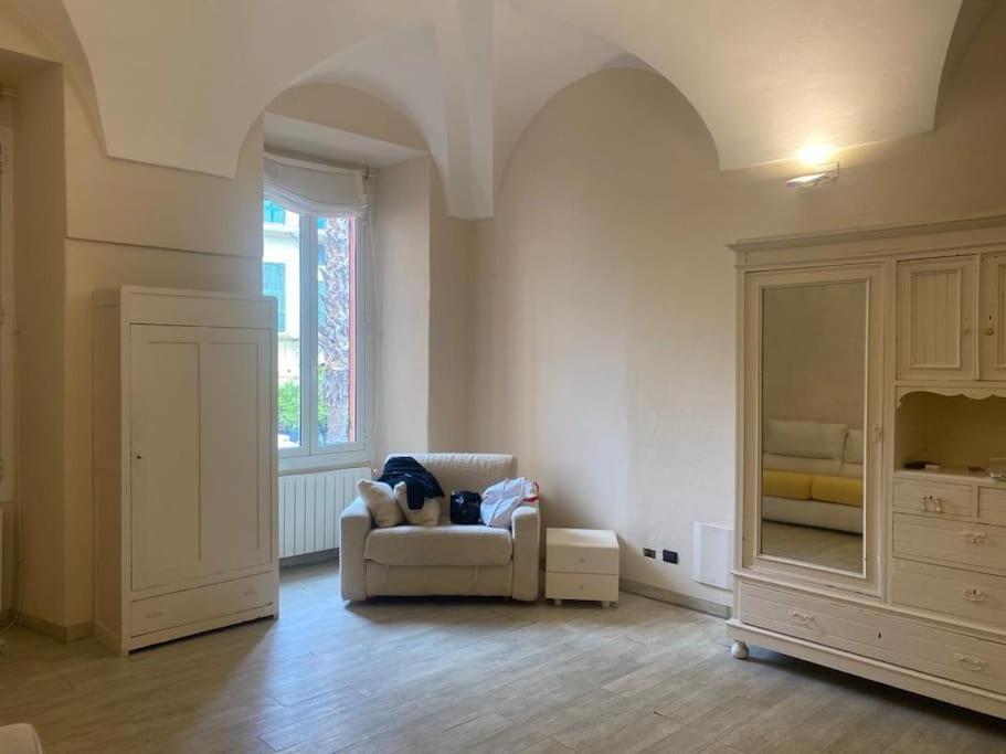 Appartamento Incantevole In Piazza Bresca, Сан Ремо Екстериор снимка
